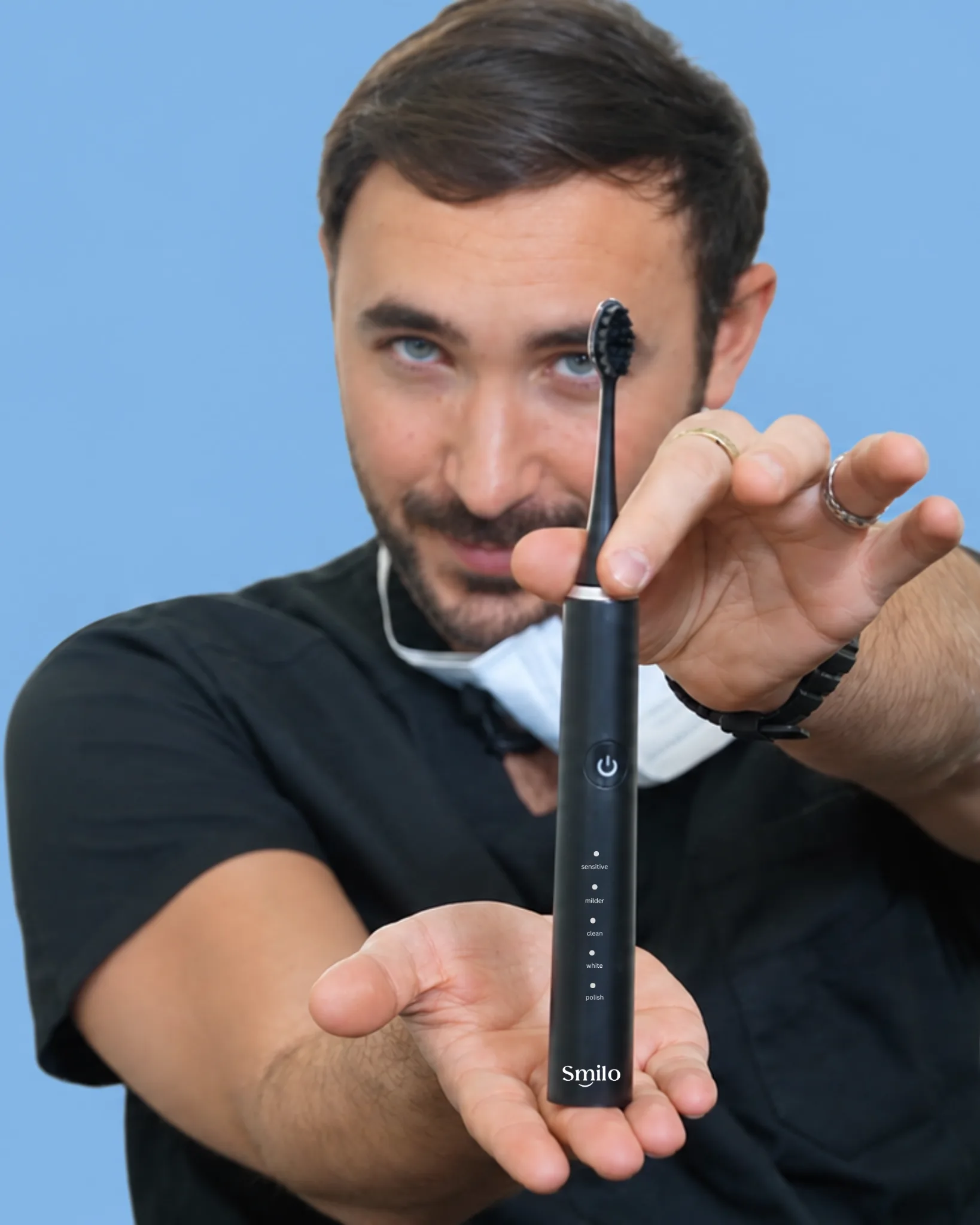 Dentista recomendando el cepillo eléctrico Smilo